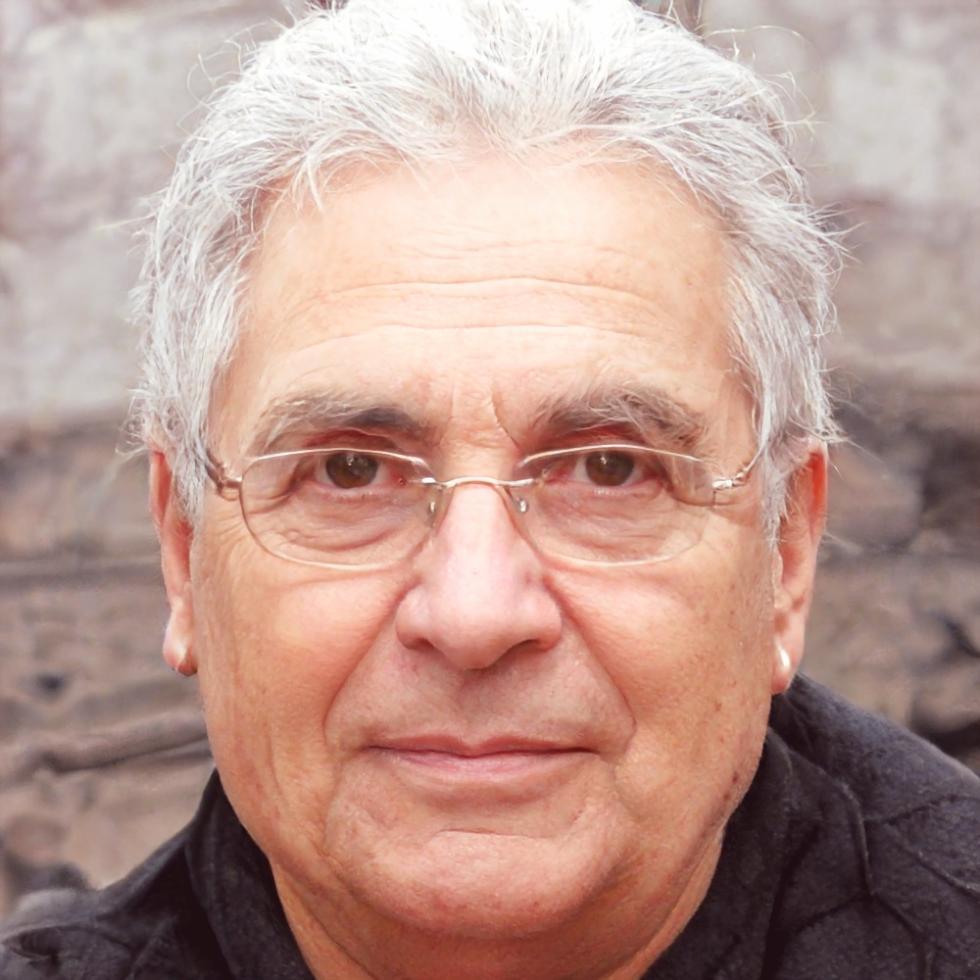 Participant analysant des données financières complexes